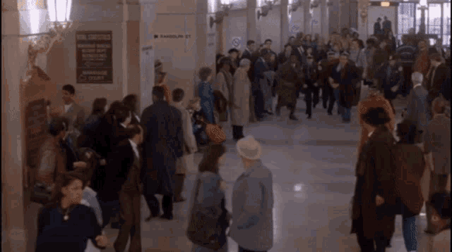 Extrait du Fugitif où Jones poursuit Harrison Ford dans un couloir bondé de monde.