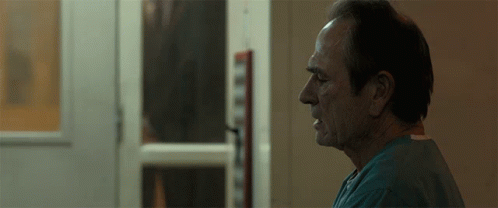 Extrait de Criminal où Jones vu de profil se prend la tête dans les mains.